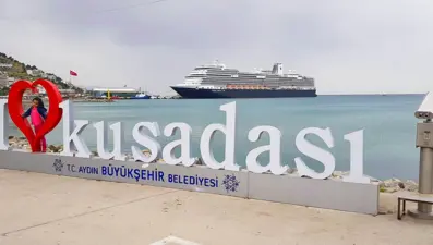 Ünlü transatlantik 3 yıl sonra yeniden Kuşadası'nda