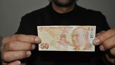 50 TL'lik banknotlara dikkat! Sayarken sıfır olmadığını fark etti
