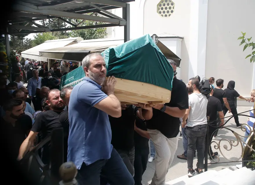 Ebru Gündeş annesini son yolculuğuna uğurladı 13