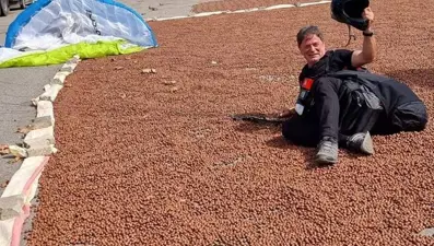 Yamaç paraşütçüsü fındık harmanına zorunlu iniş yaptı