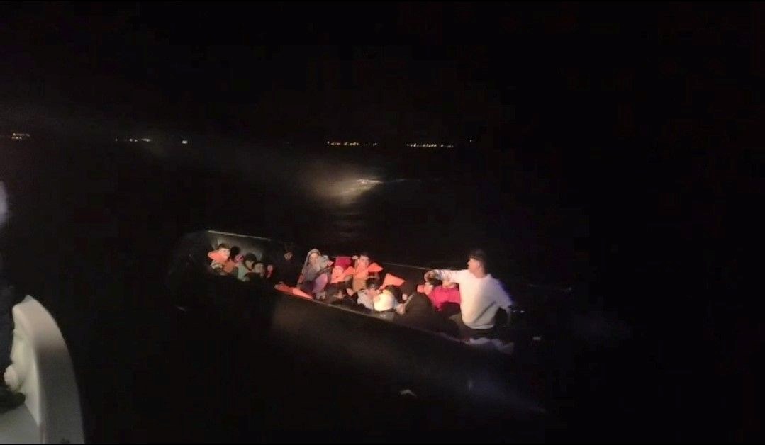Çanakkale açıklarında 29 düzensiz göçmen kurtarıldı