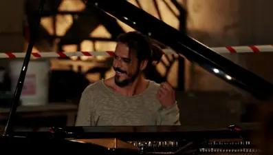 Deniz (Mehmet Günsür) çaldı, öğrenciler eşlik etti (Fi)