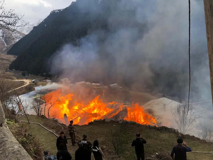 Rize'de Gölyayla köyünde çıkan yangına müdahale devam ediyor: 9 ev zarar gördü 8