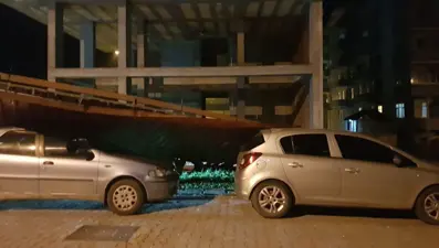 Artvin’de şiddetli rüzgar çatıları uçurdu