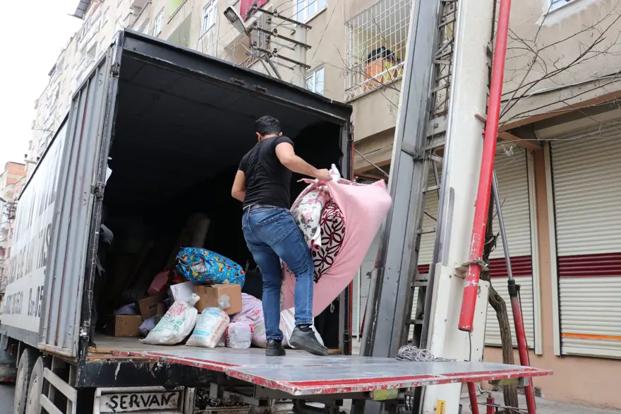 Diyarbakır'da ağır hasarlı binaya tahliye 9