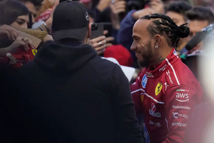 Formula 1 yeni sezon için geri sayım: Lewis Hamilton ve Charles Leclerc'tan 35 bin kişi önünde gösteri 1