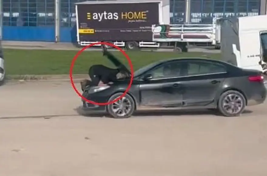 Seyir halindeyken kaputa çıkarak motoru tamir etti 3