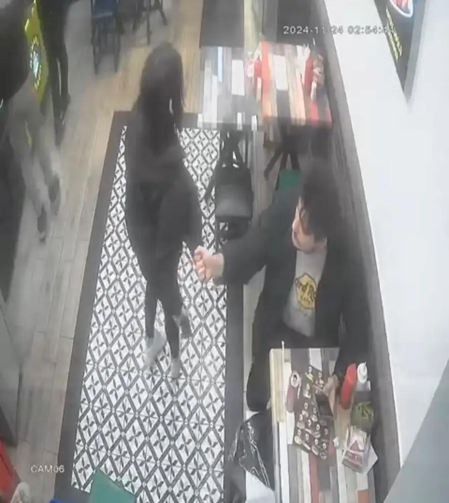 Taksim'deki kokoreççide kadına şiddete garsonlar müdahale etti! Dakikalarca döverek dışarı attılar 2