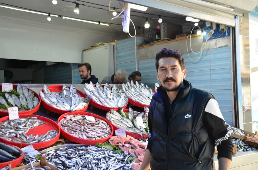 Mevsimin en lezzetli balıkları: Tezgahlar dolu, herkesin yüzü güldü 3