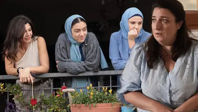 Ömer'in Nuran'ı Gülçin Kültür Şahin'den rol arkadaşlarıyla set pozu