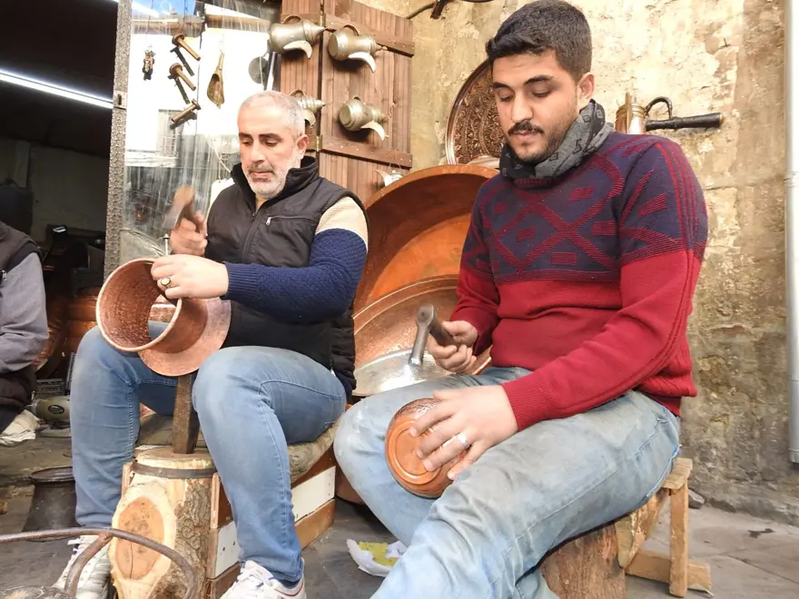Suriyeli bakırcı ustası, mesleğine ülkesinde devam edecek: Vatanımıza dönmek için gün sayıyoruz 1