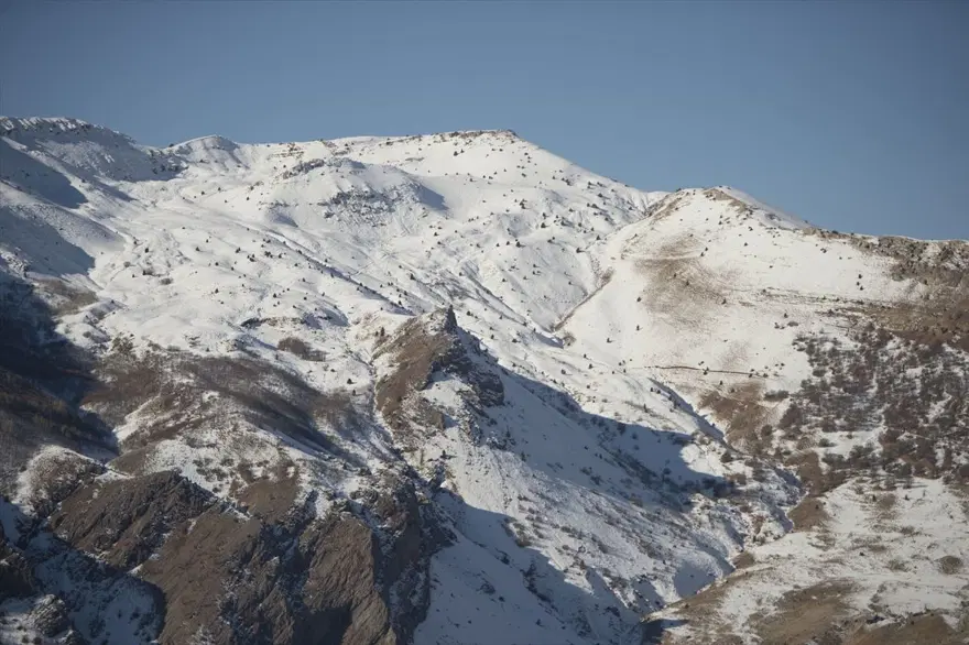 Tunceli'nin dağlarında kış, ovalarında sonbahar havası yaşanıyor 8 Tunceli'nin dağlarında kış, ovalarında sonbahar havası yaşanıyor 8