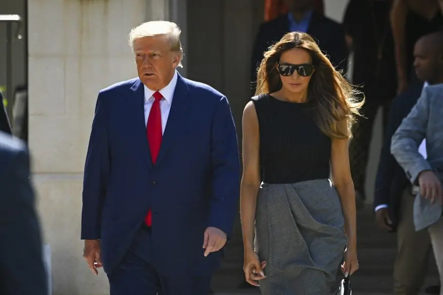 Kendini izole ettiği iddia edilmişti: Donald Trump eşi Melania Trump'ın nerede olduğunu açıkladı 4 Kendini izole ettiği iddia edilmişti: Donald Trump eşi Melania Trump'ın nerede olduğunu açıkladı 4