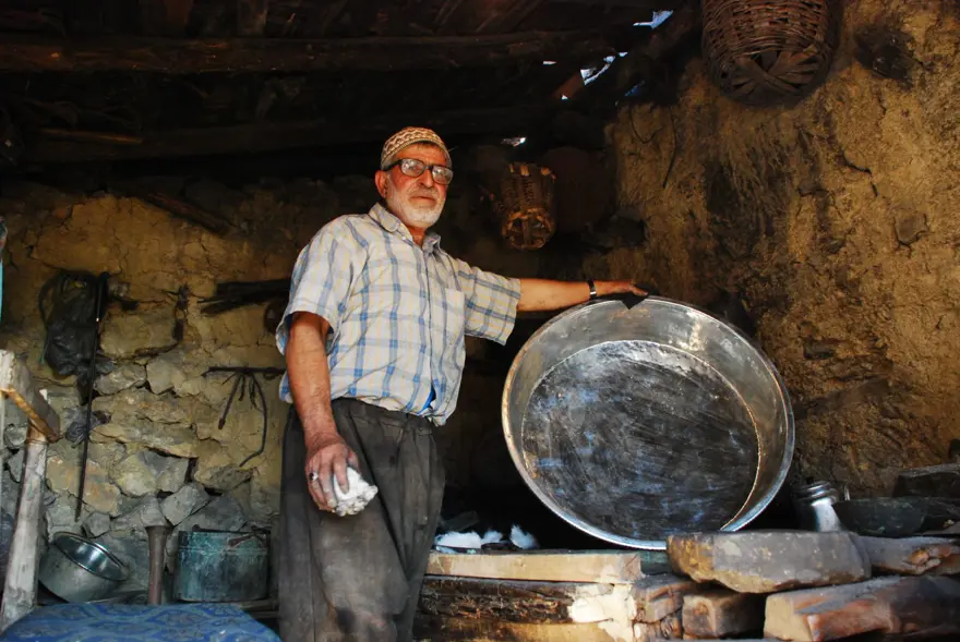 Çırak bulamayan 79 yaşındaki kalaycı ustası eşiyle birlikte çalışıyor 11