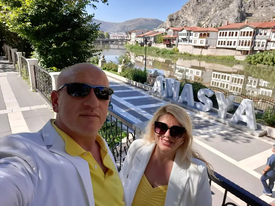 Türkiye'nin en renkli aşıkları: 26 yıldır aynı renk elbiseler giyiyorlar 3 Türkiye'nin en renkli aşıkları: 26 yıldır aynı renk elbiseler giyiyorlar 3