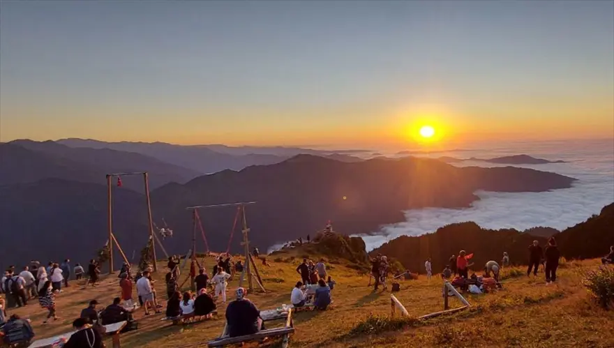 "Bulut denizi" için 2 bin 700 rakımlı yaylada kayık yaptı 11