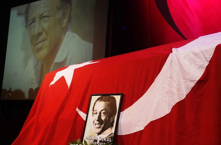 Münir Özkul son yolculuğuna uğurlandı 18 Münir Özkul son yolculuğuna uğurlandı 18