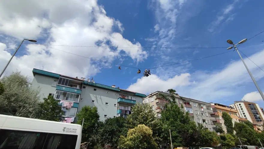 Tellere asılı ayakkabılar merak uyandırdı 