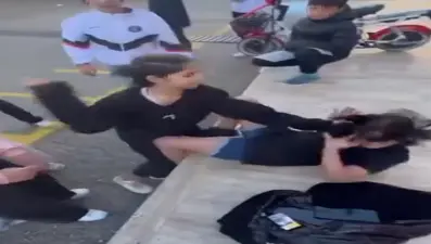 Okul bahçesinde 11 kişilik gruptan kız öğrenciye şiddet