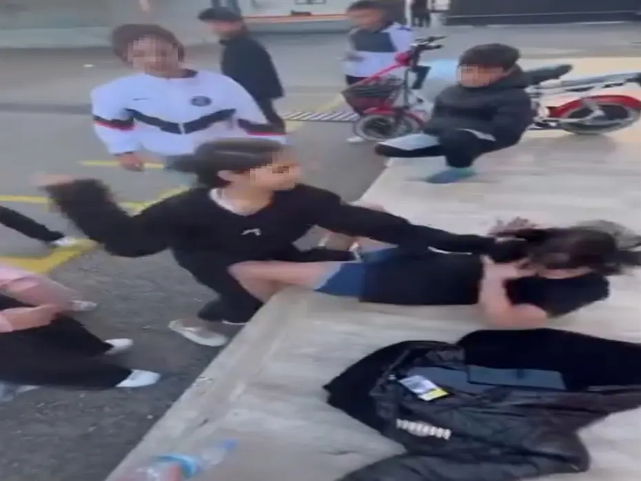 Okul bahçesinde 11 kişilik gruptan kız öğrenciye şiddet