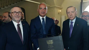 Bakan Ersoy, Bursevî’nin 300 yıllık mirasını Cumhurbaşkanı Erdoğan’a takdim etti