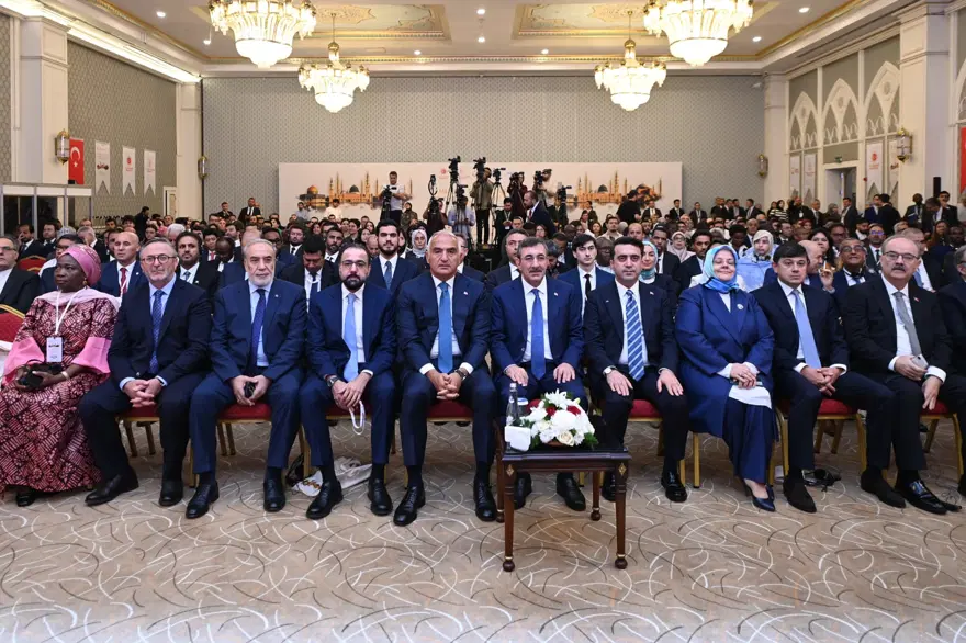Bakan Ersoy: "İslamofobiye karşı en güçlü araçlardan biri dil ve kültürdür" 1