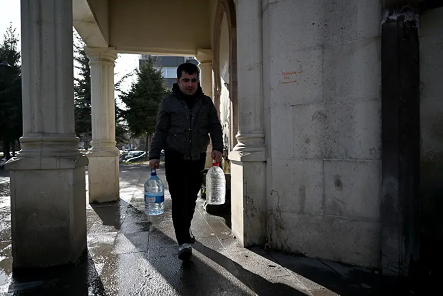 Ankara'da su kesintisi sürüyor. Gece saatlerine kadar gelmiyor, esnaf tepki gösteriyor 4