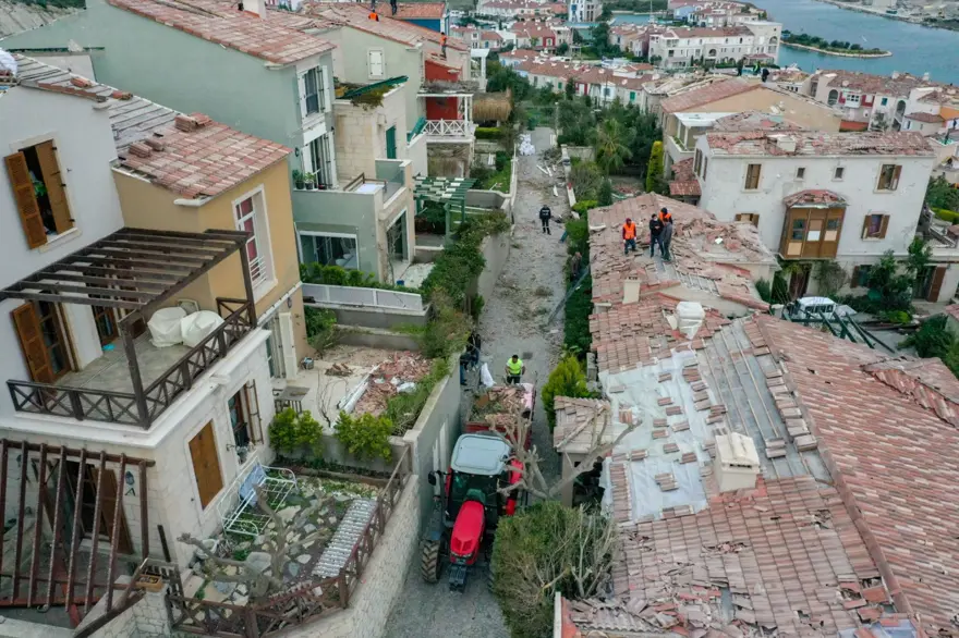 İzmir Çeşme'de hortumun geride bıraktığı hasar için çalışmalar sürüyor 7