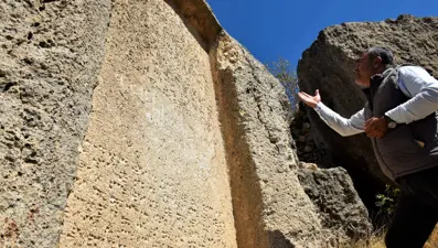 3 bin yıllık taş kitabe ilk günkü ihtişamını koruyor