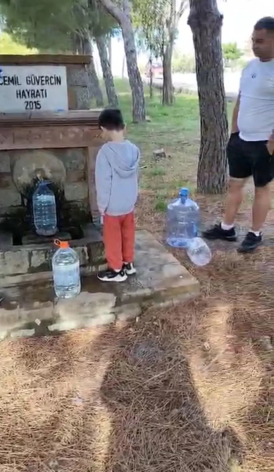 40 saattir su verilmiyor: İlçedeki çeşmelere gidiyorlar 4 40 saattir su verilmiyor: İlçedeki çeşmelere gidiyorlar 4