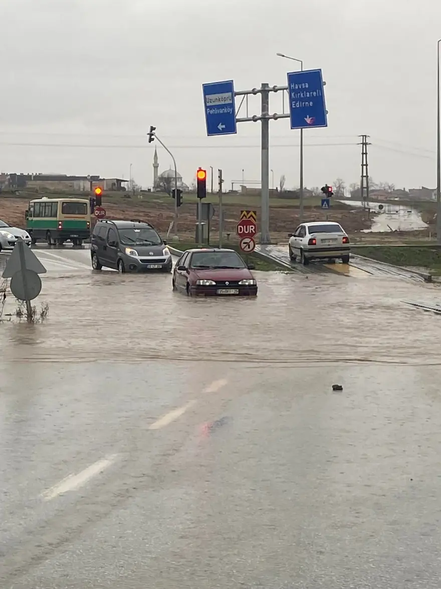 Edirne Uzunköprü'de sağanak: Dereler taştı, yollar ulaşıma kapatıldı 3