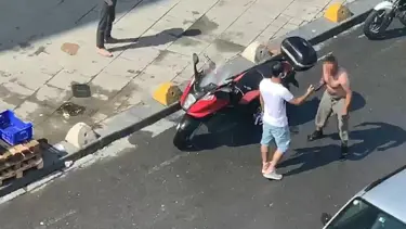 Kadıköy'de hareketli dakikalar: Satırla kendine zarar verdi