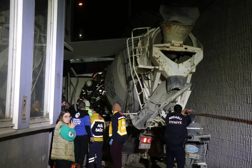 Faciadan dönüldü: Otomobile çarpan beton mikseri köprüden düştü 8