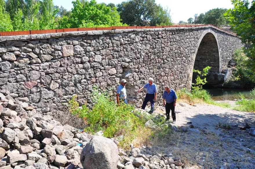 Define hayaliyle taş köprüyü tahrip ettiler 3