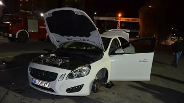 Otomobile giren yılanı itfaiye ekipleri çıkardı