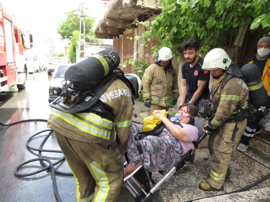 Ataşehir'deki yangında can pazarı: 3'ü çocuk 11 kişi kurtarılmayı bekledi 5