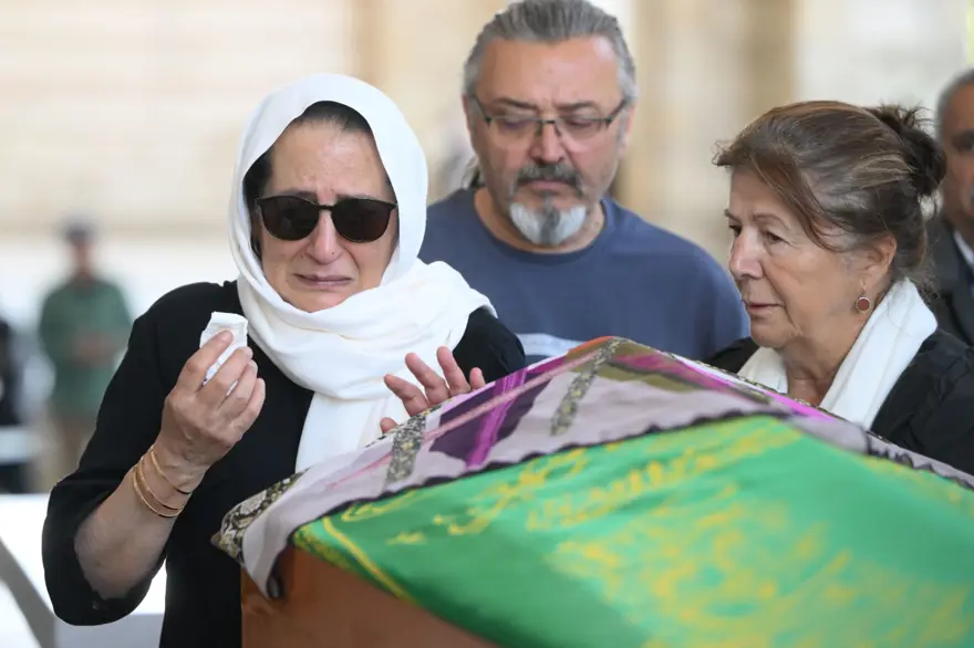 Şişli'de güpegündüz öldürülen Bahar Aksu'ya gözyaşlarıyla veda Şişli'de güpegündüz öldürülen Bahar Aksu'ya gözyaşlarıyla veda