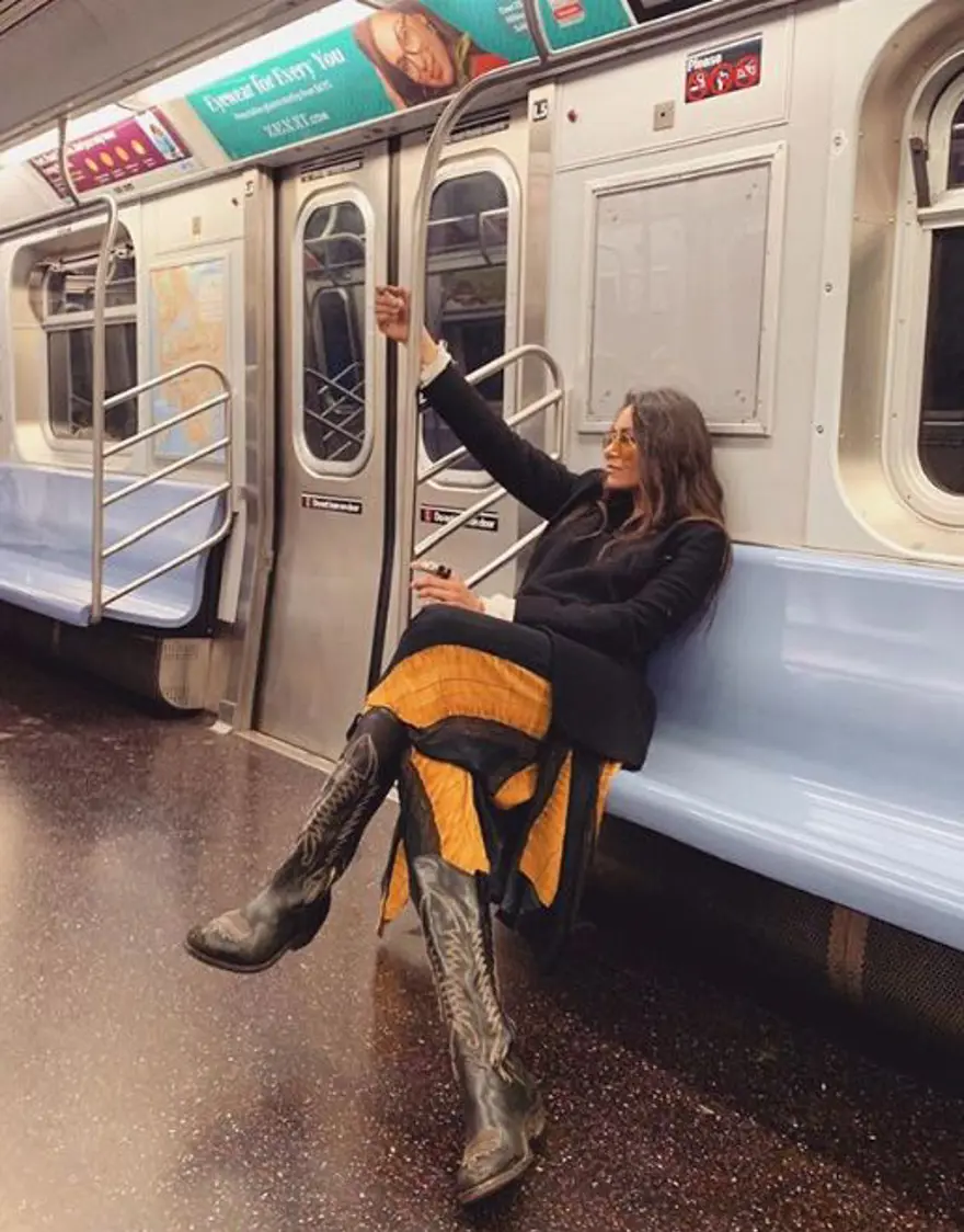 Oyuncu Merve Boluğur otobüste (Toplu taşıma kullanan ünlüler) 41