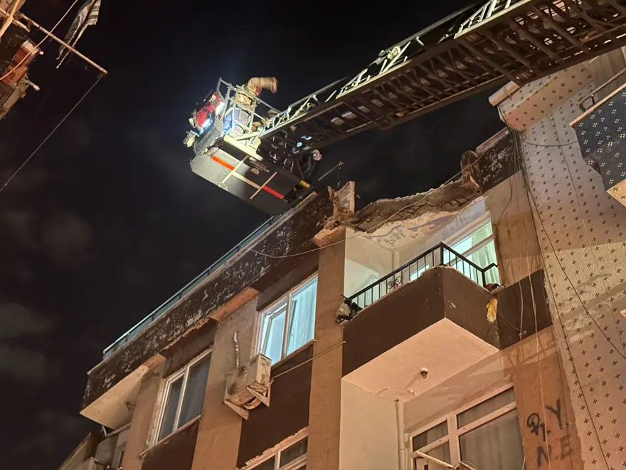 Zeytinburnu'nda terası kısmen çöken bina boşaltıldı Zeytinburnu'nda terası kısmen çöken bina boşaltıldı