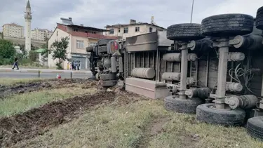 Freni boşalan TIR dehşet saçtı: Erzurum'da korkunç kaza