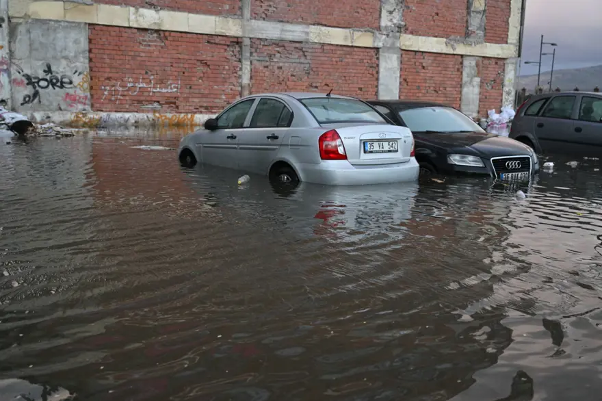 İzmir'i sağanak ve fırtına vurdu: Kıyı şeridi su altında! 25
