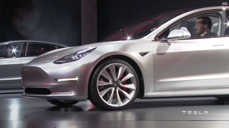 Tesla Model 3 görücüye çıktı 16