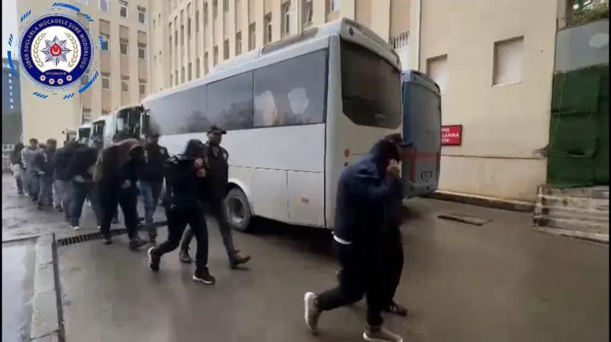 Sosyal medyada tuzakkurdular! Bungalov çetesinden 2 milyar liralık dev vurgun 1 Sosyal medyada tuzakkurdular! Bungalov çetesinden 2 milyar liralık dev vurgun 1