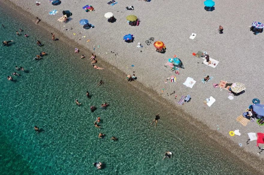 Antalya'da sıcaktan bunalan sahile koştu 11 Antalya'da sıcaktan bunalan sahile koştu 11