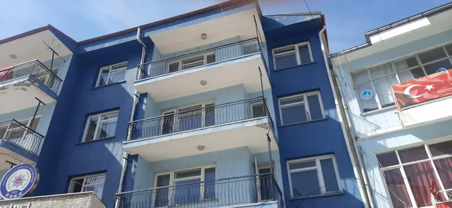 Polis lojmanında başından vurulmuş halde bulundu 