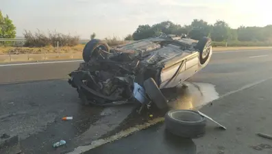 Refüje çarpan otomobil ters döndü: Sürücü korkup kaçtı