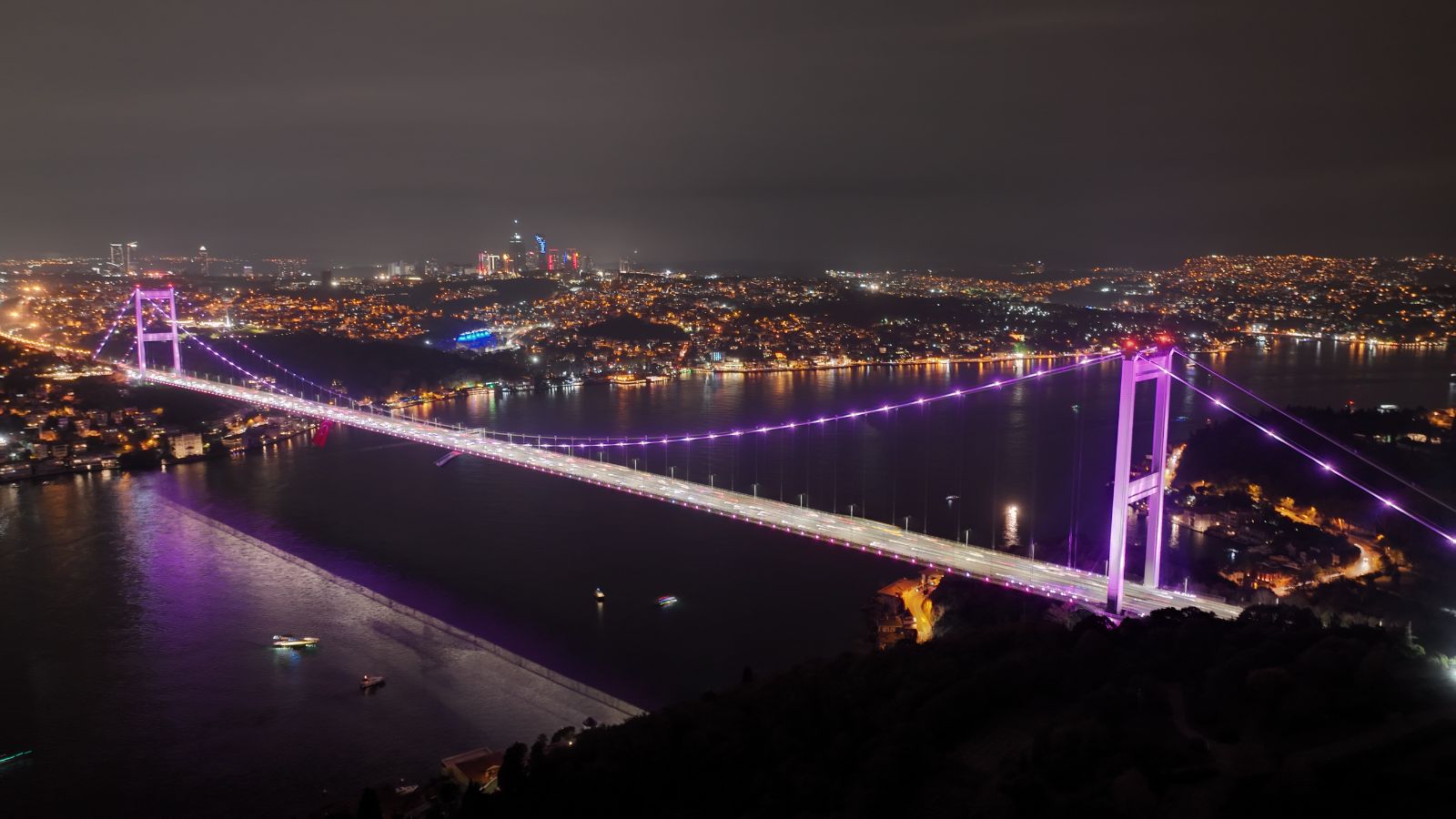 İstanbul'da köprüler meme kanseri için pembe renkle aydınlatıldı
