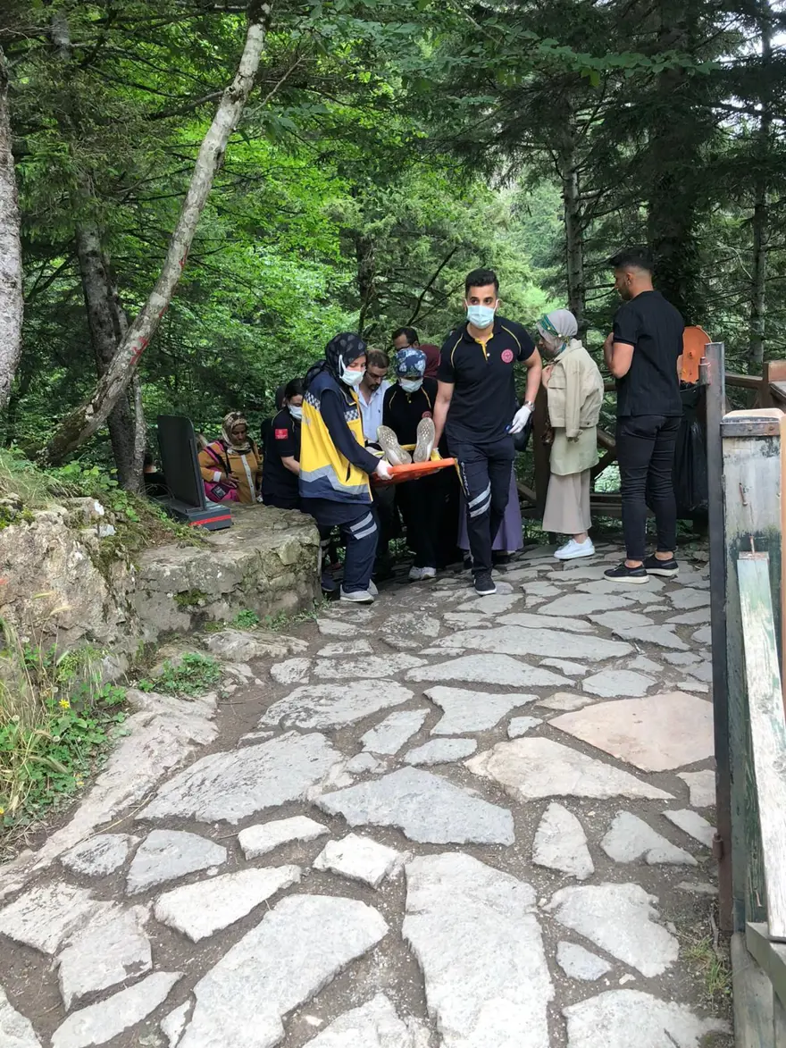 Sümela Manastırı'na giden yola taş düştü: 2 kişi yaralandı 10