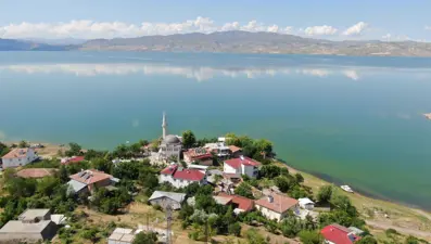 Baraj suları yükselince köy, yarımadaya dönüştü