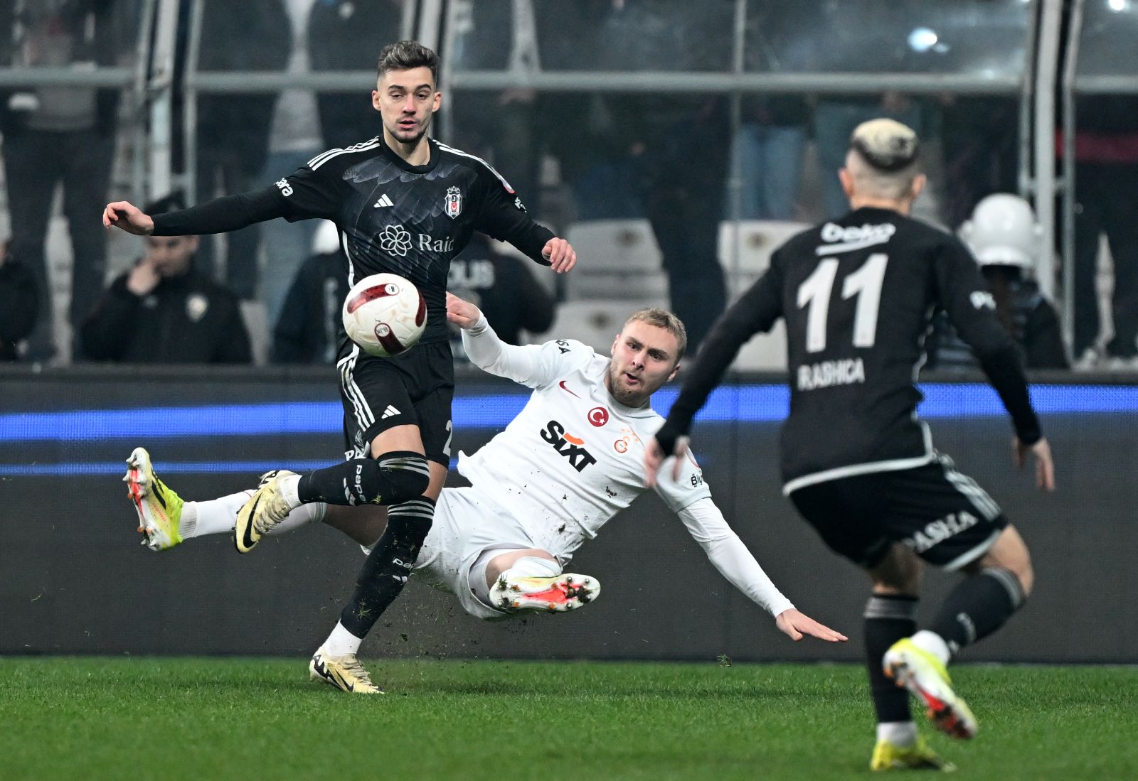 "Taktik bekleyenler hayal kırıklığına uğradı" (Spor yazarlarından Beşiktaş-Galatasaray derbisi yorumu)